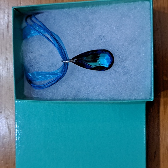 Cool Waterfall Crystal Marquise Necklace - Picture 4 of 6